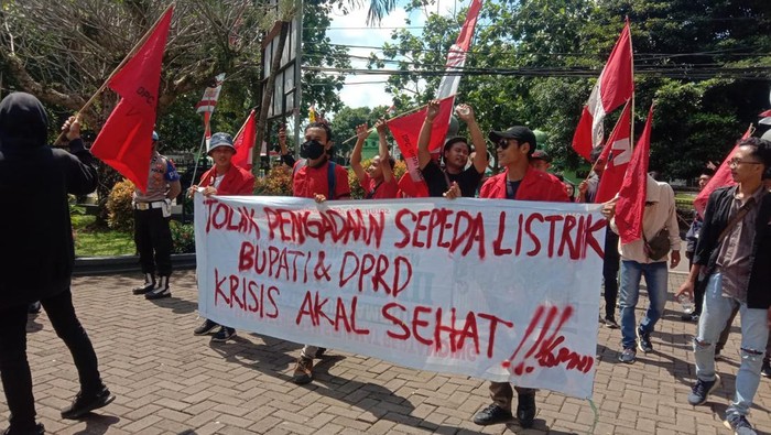 Mahasiswa di Pandeglang tolak sepeda listrik RT/RW.