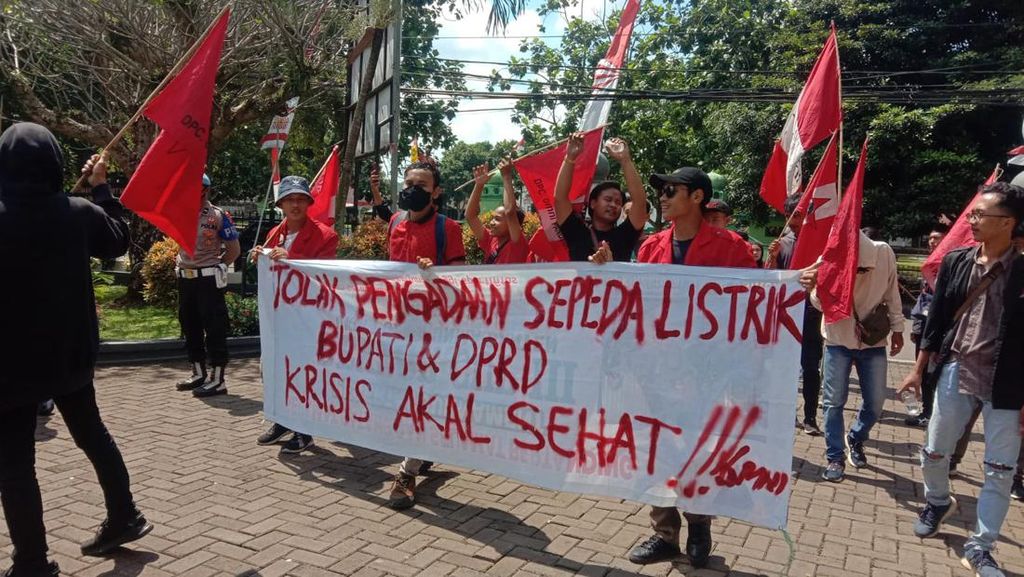 Mahasiswa Demo Bupati Pandeglang, Tolak Wacana Sepeda Listrik RT/RW