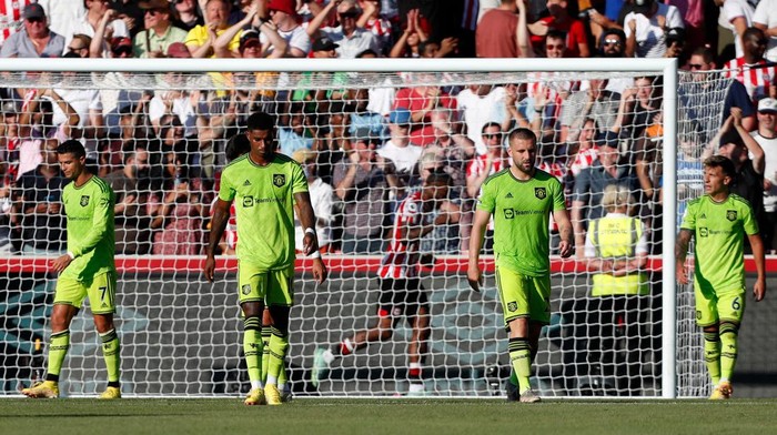 (L-R) Manchester Uniteds Portuguese striker Cristiano Ronaldo, Manchester Uniteds English striker Marcus Rashford, Manchester Uniteds English defender Luke Shaw and Manchester Uniteds Argentinian defender Lisandro Martínez react to going three behind during the English Premier League football match between Brentford and Manchester United at Brentford Community Stadium in London on August 13, 2022. - - RESTRICTED TO EDITORIAL USE. No use with unauthorized audio, video, data, fixture lists, club/league logos or live services. Online in-match use limited to 120 images. An additional 40 images may be used in extra time. No video emulation. Social media in-match use limited to 120 images. An additional 40 images may be used in extra time. No use in betting publications, games or single club/league/player publications. (Photo by Ian Kington / AFP) / RESTRICTED TO EDITORIAL USE. No use with unauthorized audio, video, data, fixture lists, club/league logos or live services. Online in-match use limited to 120 images. An additional 40 images may be used in extra time. No video emulation. Social media in-match use limited to 120 images. An additional 40 images may be used in extra time. No use in betting publications, games or single club/league/player publications. / RESTRICTED TO EDITORIAL USE. No use with unauthorized audio, video, data, fixture lists, club/league logos or live services. Online in-match use limited to 120 images. An additional 40 images may be used in extra time. No video emulation. Social media in-match use limited to 120 images. An additional 40 images may be used in extra time. No use in betting publications, games or single club/league/player publications. (Photo by IAN KINGTON/AFP via Getty Images)