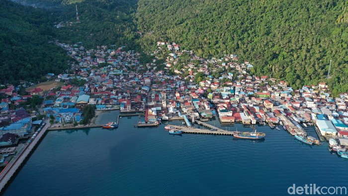 Pendangan udara Tarempa di Pulau Siantan, Kepulauan Anambas, Kepulauan Riau, Rabu (3/8/2022). Saat berkunjung ke Tarempa traveler akan disambut pemandangan bangunan masjid megah dengan kubah hijau.