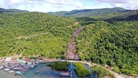 Teluk Tarempa terlihat dari udara, perbukitan terlihat di bagian belakang. Bicara destinasi wisata, ada banyak ikon-ikon wisata yang khas di Kota Tarempa dan kerap dikunjungi wisatawan seperti Batu Tumpak Tiga, Batu Lepe, Masjid Agung Baitul Makmur, Masjid Jamik Baiturrahim, Vihara Gunung Dewa Siantan hingga pesona Air Terjun Temburun. Ada juga pantai dan pulau yang indah dekat Tarempa.