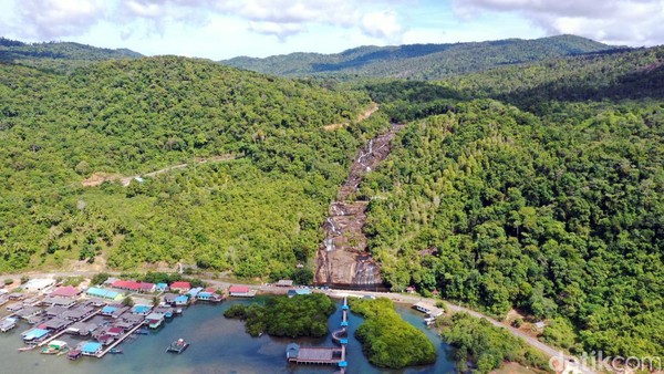Teluk Tarempa terlihat dari udara, perbukitan terlihat di bagian belakang. Bicara destinasi wisata, ada banyak ikon-ikon wisata yang khas di Kota Tarempa dan kerap dikunjungi wisatawan seperti Batu Tumpak Tiga, Batu Lepe, Masjid Agung Baitul Makmur, Masjid Jamik Baiturrahim, Vihara Gunung Dewa Siantan hingga pesona Air Terjun Temburun. Ada juga pantai dan pulau yang indah dekat Tarempa. Teluk Tarempa terlihat dari udara, perbukitan terlihat di bagian belakang. Bicara destinasi wisata, ada banyak ikon-ikon wisata yang khas di Kota Tarempa dan kerap dikunjungi wisatawan seperti Batu Tumpak Tiga, Batu Lepe, Masjid Agung Baitul Makmur, Masjid Jamik Baiturrahim, Vihara Gunung Dewa Siantan hingga pesona Air Terjun Temburun. Ada juga pantai dan pulau yang indah dekat Tarempa.