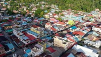 Begini kepadatan permukiman di Ibu Kota Tarempa. Mayoritas warga di Tarempa ini tinggal di bangunan rumah papan kayu dengan ragam corak warna. Banyak rumah di sini bertumpu pada kayu di atas permukaan laut. Mayoritas mata pencaharian utamanya juga bergantung pada sektor laut seperti nelayan.