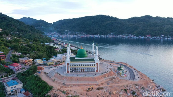 Pendangan udara Tarempa di Pulau Siantan, Kepulauan Anambas, Kepulauan Riau, Rabu (3/8/2022). Saat berkunjung ke Tarempa traveler akan disambut pemandangan bangunan masjid megah dengan kubah hijau.