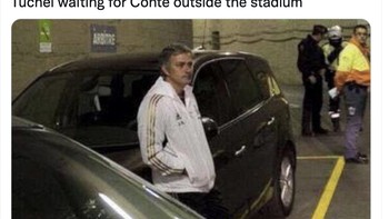 Penampakan Tuchel menunggu Conte untuk melanjutkan duel di luar stadion. Foto: Twitter