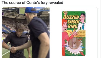 Ternyata Conte terlihat kesakitan karena Tuchel membawa benda ini. Foto: Twitter