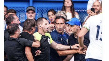 Benar-benar terlihat di sini kedua pelatih sudah siap berkelahi adu jotos. Foto: Twitter