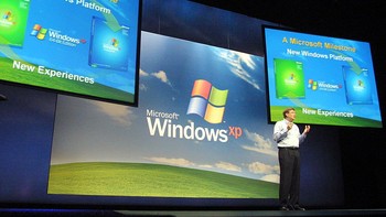 Bill Gates menerangkan fitur-fitur dan kemampuan Windows XP yang banyak terobosan, di samping desainnya yang menarik dan intuitif. Foto: Getty Images
