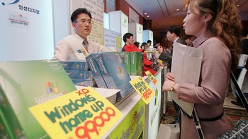 Di akhir 2020, sebanyak 1,26% dari semua laptop dan komputer di seluruh dunia masih menggunakan OS yang sudah berusia 19 tahun tersebut. Ini adalah angka yang lebih besar dibandingkan sistem operasi yang berusia muda seperti Windows 8 (0,57%), ChromeOS (0,42%), dan Windows Vista (0,12%). Foto: Getty Images