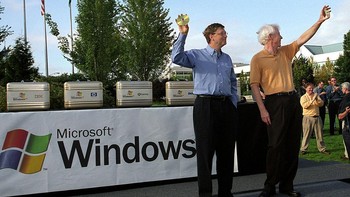 Bill Gates memperkenalkan Windows XP pada 24 Agustus 2001 di markas Microsoft di Redmond. Sistem operasi itu kemudian tersedia secara luas pada 25 Oktober di tahun tersebut. Foto: Getty Images