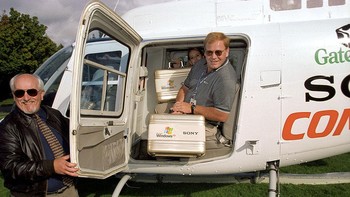 Peluncurannya digelar dengan meriah, di mana para vendor yang memakai disimbolkan dalam koper lalu diangkut oleh helikopter. Windows XP adalah penerus sistem operasi Windows 2000. Foto: Getty Images