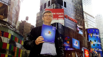 Bill Gates berpose bersama kemasan Windows XP di Times Square, New York. Foto: Getty Images