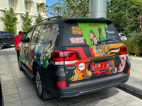 Mobil dinas Bobby usai dimural