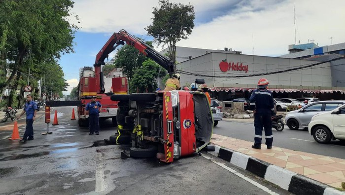 mobil pmk terguling di depan bambu runcing