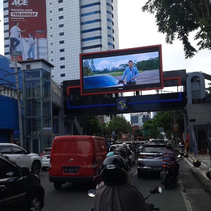 mobil pmk terguling di depan bambu runcing