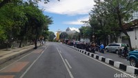 Kendaraan sempat menumpuk dampak mobil PMK terguling/Foto: Esti Widiyana/detikJatim