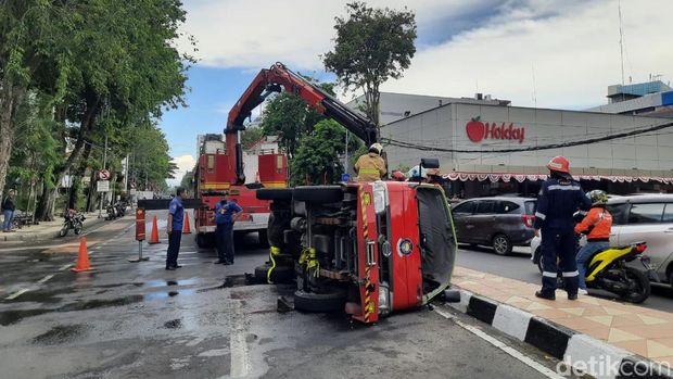 Mobil PMK terguling di Jalan Panglima Sudirman pada Senin (15/8/2022) sekitar pukul 12.21 WIB. Mobil tersebut dalam perjalanan untuk memadamkan kebakaran di Ngagel.