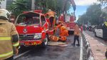 Evakuasi Mobil PMK yang Terguling di Sekitar Monumen Bambu Runcing