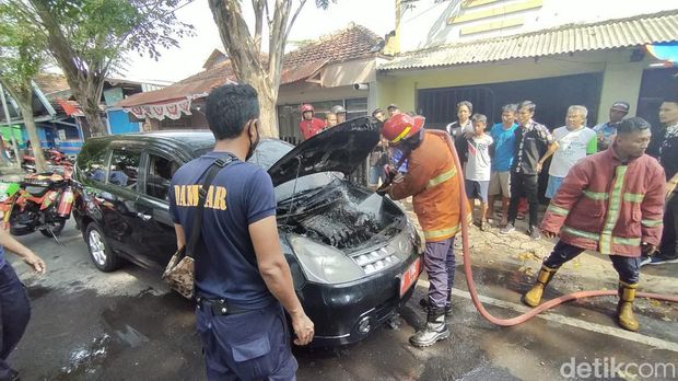 Mobil terbakar di Probolinggo