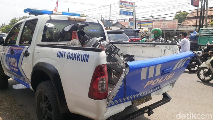 Motor yang terlibat kecelakaan di Jalan Brigjend Sudiarto, Semarang, Senin (15/8/2022).