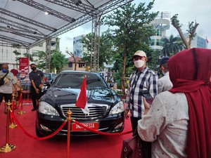 Pengunjung Antusias Lihat Pameran Mobil Dinas Soekarno-Jokowi di Sarinah