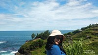 Berfoto di atas bukit Pantai Menganti