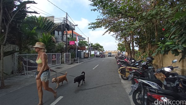Turis mondar-mandir dengan menggunakan bikini. Mereka kebanyakan surfing atau sekedar jalan-jalan saja di bibir pantai. Foto: Bonauli/detikcom Turis mondar-mandir dengan menggunakan bikini. Mereka kebanyakan surfing atau sekedar jalan-jalan saja di bibir pantai. Foto: Bonauli/detikcom