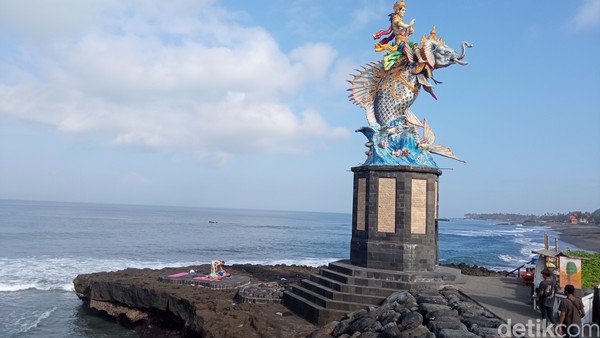 Bali tak bisa dipisahkan dari pantai-pantainya. Sepanjang hari wisatawan datang ke pantai mencari vitamin sea, termasuk Pantai Parerenan. Foto: Bonauli/detikcom