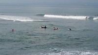Ombak bergulung cepat dalam bentuk besar, menyelimuti pasir-pasir hitam yang menghampar. Iya, pasir Pantai Pererenan berwarna gelap dan sedikit kasar. Foto: Bonauli/detikcom
