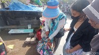Pedagang suvenir juga dapat ditemukan di sana. Salah satunya Mary, pedagang yang menjual gelang mutiara, kalung, hingga sarung pantai. Foto: Bonauli/detikcom