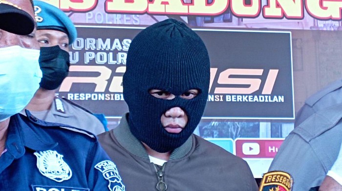 Pelaku penembakan pemotor wanita di Kabupaten Badung memakai penutup wajah saat dihadirkan ketika konferensi pers di Polres Badung.