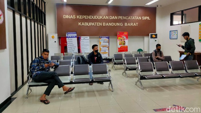 Pelayanan adminduk di Bandung Barat terganggu.