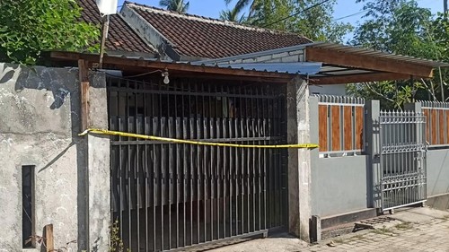 Kondisi rumah mendiang Haerani tempat korban ditemukan tewas usai dianiaya pelaku Sulyadi dalam kondisi dipasang garis polisi