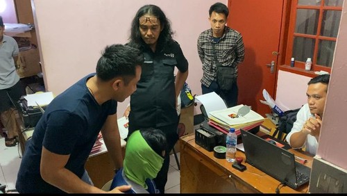 Sulyadi pelaku pembunuhan guru TK di Mataram saat menjalani penyidikan di kepolisian