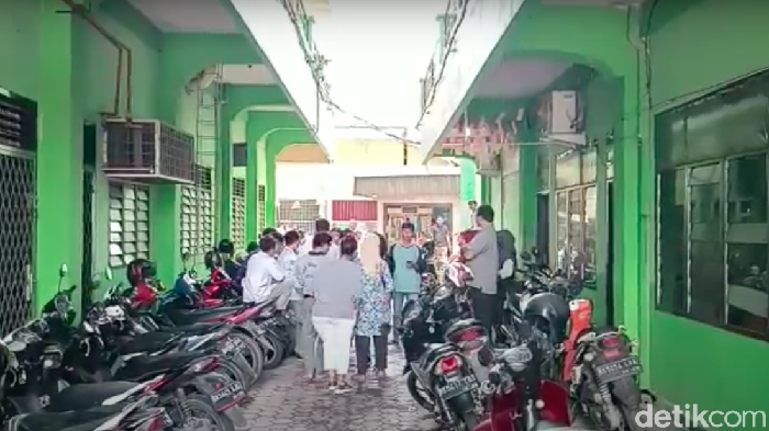 Orang tua siswa mendatangi sekolah.