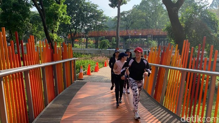 Pengunjung Tebet Eco Park diwajibkan mendaftar melalui aplikasi Jakarta Kini (JAKI) sebelum memasuki taman. (Mulia Budi/detikcom)