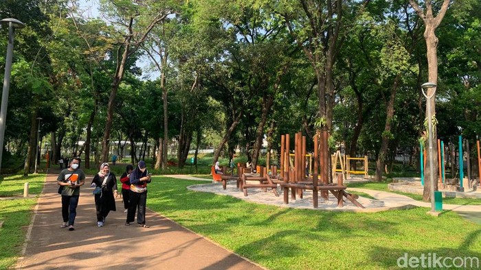 Pengunjung Tebet Eco Park diwajibkan mendaftar melalui aplikasi Jakarta Kini (JAKI) sebelum memasuki taman. (Mulia Budi/detikcom)