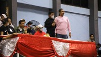 Wakil walikota tangerang H. Sahrudin (kiri) menutup acara didampingi Ketua Umum PERBASI Kota Tangerang Andri Permana  saat menyaksikan Pertandingan Perbasi Cup 2022 antar pelajar Sekolah Menengah Pertama (SMA) dalam rangka Hari Kemerdekaan pelajar Kota Tangerang di Gelanggang Olahraga (GOR) Dimyanti, Kota Tangerang, Banten, Minggu (14/8/2022).  
