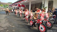 Scout Fashion Carnival ini tidak hanya menunjukan kreativitas, namun juga dilombakan. Ada empat kategori yang dinilai dalam lomba tersebut, seperti pakaian adat, hiasan sepeda, dan lainnya. (Foto: Dadang Hermansyah/detikJabar)