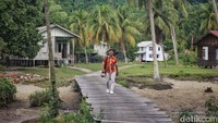 Mantri BRI, Fremar Refel berjalan kaki untuk menemui nasabah.  Dia pun berharap masyarakat Anambas di pulau yang dilalui Teras BRI Kapal semakin banyak memanfaatkan layanan perbankan. Mengingat jarak antar pulau yang dilalui masyarakat cukup jauh dan transportasi terbatas untuk sampai ke Kota Tarempa.  