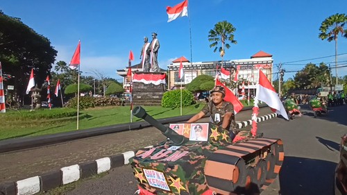 Peserta lomba Sepeda Hias HUT RI Ke-77 di Tabanan dari SMPN 3 Kediri dan SMPN 1 Selemadeg Barat melintas di Patung Debes-Wadimin, Senin (15/8/2022).