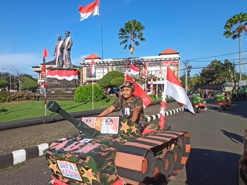 Peserta lomba Sepeda Hias HUT RI Ke-77 di Tabanan dari SMPN 3 Kediri dan SMPN 1 Selemadeg Barat melintas di Patung Debes-Wadimin, Senin (15/8/2022).