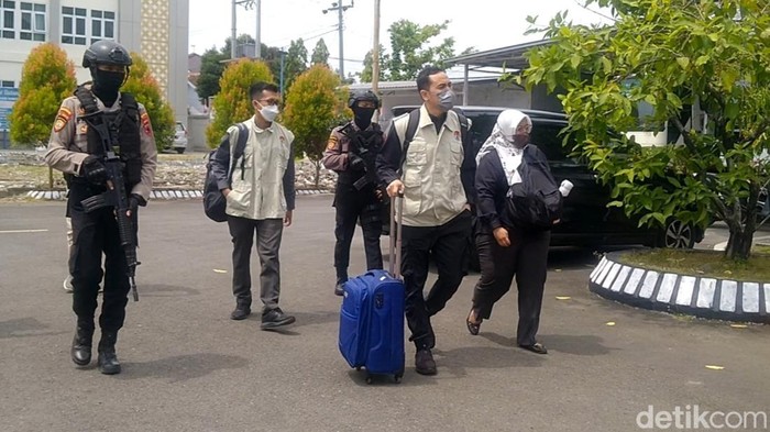 Petugas KPK tampak membawa dua koper besar dari kantor Badan Kepegawaian Daerah (BKD) Pemalang, Jawa Tengah, Senin (15/8/2022).