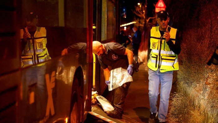 An Israeli police officer checks a bus following an incident in Jerusalem August 14, 2022. REUTERS/Ammar Awad