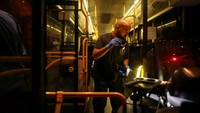 Seorang petugas Israel memeriksa bus menyusul insiden di Yerusalem, Minggu, (14/8/2022). Sedikitnya delapan orang, termasuk warga negara Amerika Serikat (AS), mengalami luka-luka.