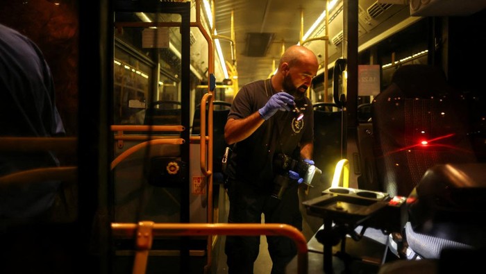 Polisi Cek Bus Peziarah Yahudi yang Ditembaki di Yerusalem An Israeli police officer checks a bus following an incident in Jerusalem August 14, 2022. REUTERS/Ammar Awad