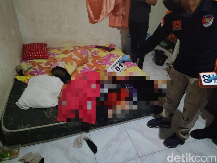 Polisi melakukan identifikasi di rumah korban.