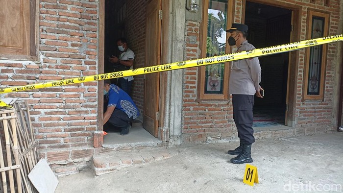 Polisi olah TKP di rumah korban diduga bunuh diri di Tulungagung