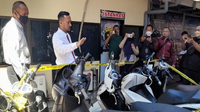 Polresta Banjarmasin menangkap 2 oknum polisi yang diduga merampas motor dengan modus razia.