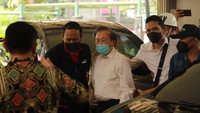 Surya Darmadi dijemput di Bandara Soekarno Hatta oleh tim Kejaksaan Agung (Kejagung) saat tiba di tanah air. (dok Kejagung)